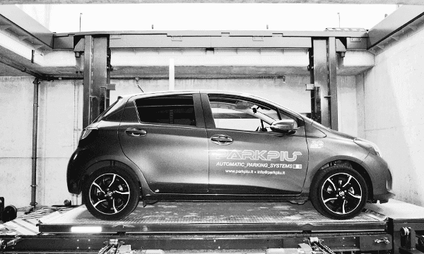 Auto su una piattaforma di sollevamento in un sistema di parcheggio automatico PARKPIÙ